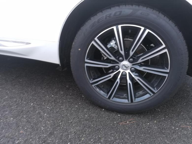 沃尔沃xc60 换个原厂的轮胎，要多少银子啊但是，人家也说了你这个窝窝轮胎质量真的好啊，轮毂也真心结实，把水泥干掉一块自身伤害也不大万幸万幸