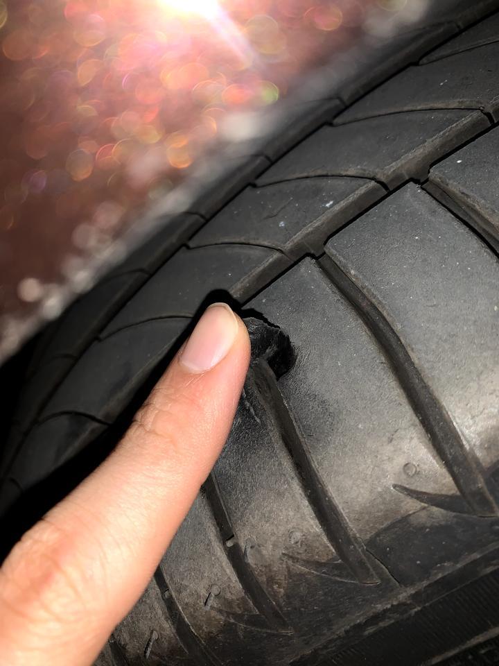 沃尔沃s90 大佬们帮忙看一下轮胎情况。轮胎正面不知道被什么东西刮的，不是很深。是否可以正常使用跑高速有没有问题呢？