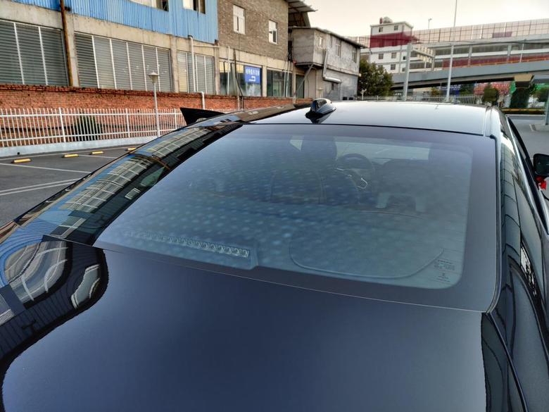 沃尔沃s90 S90智雅提车时候，发现后挡风玻璃上有白色圆形的印子，4S店人员说贴完膜就看不见了。不知道这个是什么问题？求大家的意见看看。