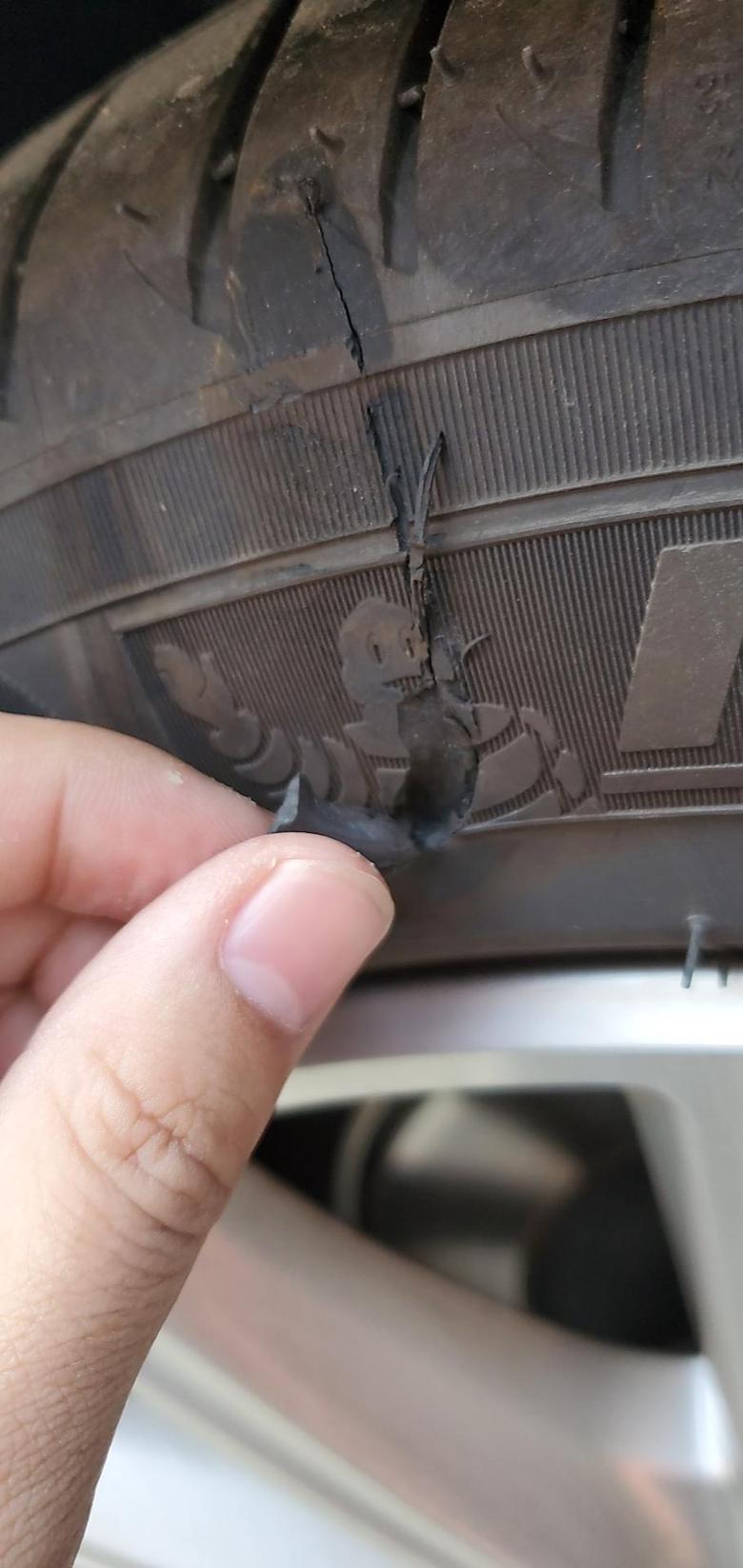 沃尔沃s90 车胎被划伤了，这种情况需要更换嘛，十一想出个远门