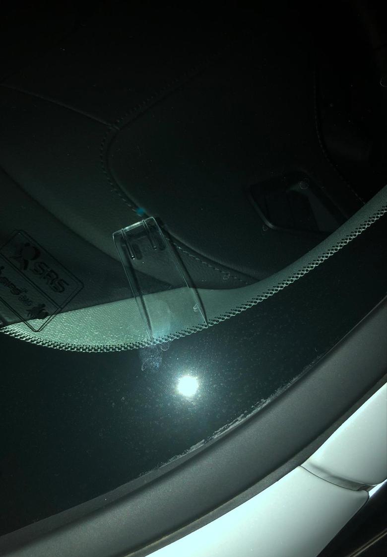 请问各位车友，沃尔沃xc60前挡风玻璃左边这个塑料夹子是个撒玩意？大家都有么(~_~;)