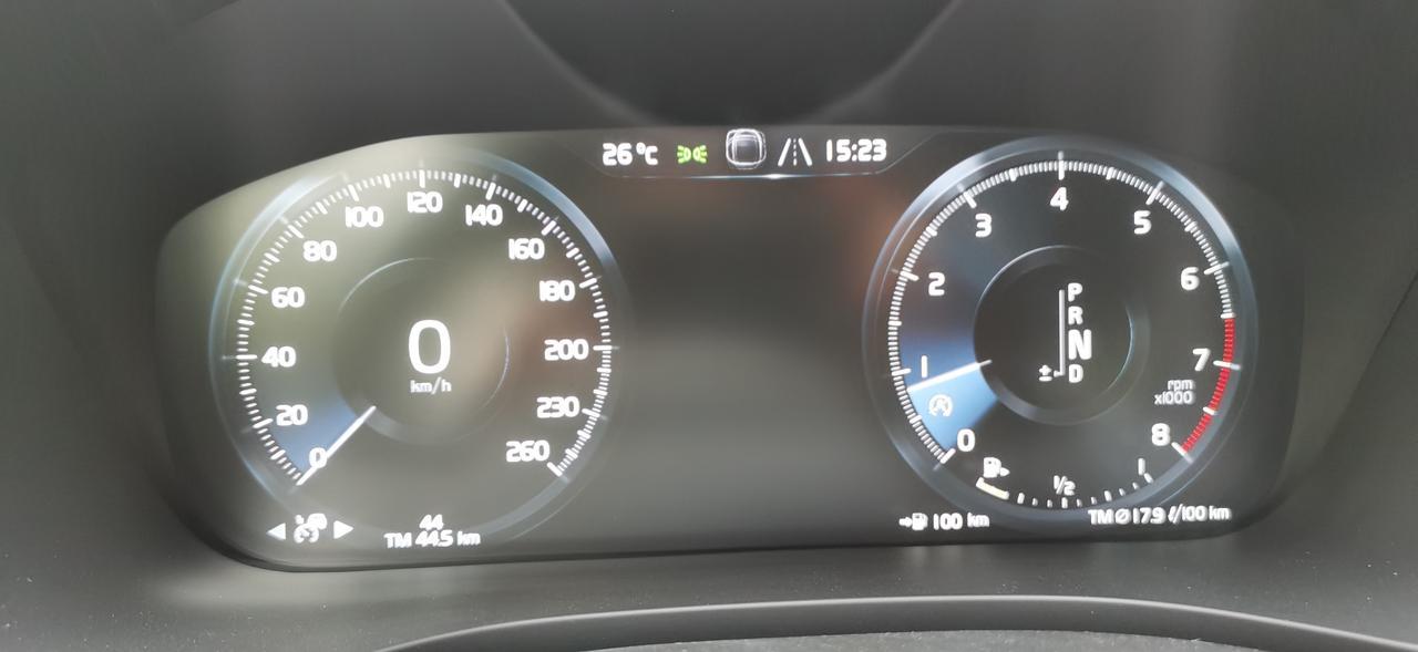 沃尔沃xc60 XC60，大家的油耗是多少？我的车提车时里程表是11.3㎞，油耗是26L/100㎞。开到家几公里就降低了20左右。一直在市内跑，今天330㎞了，油耗只能降到10.3。感觉还是高。