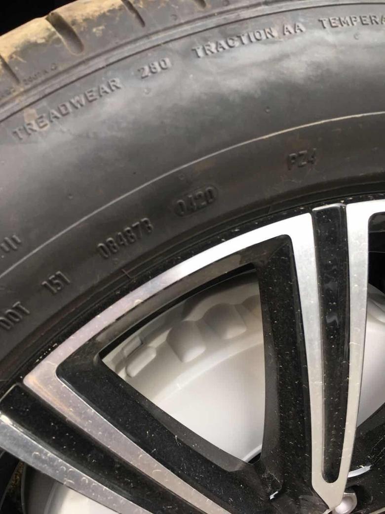 沃尔沃xc60 新车四个轮胎出现三个周生产的，不一致。求助一下这是正常的嘛？需要怎么检查？
