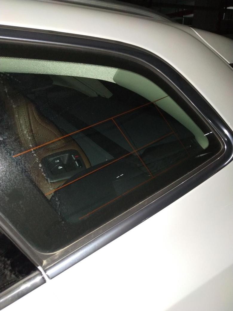 沃尔沃xc60 XC60智远豪华的后门玻璃加热丝(洗车行的哥们儿高速我的)，一边有一边没有，为啥呢？