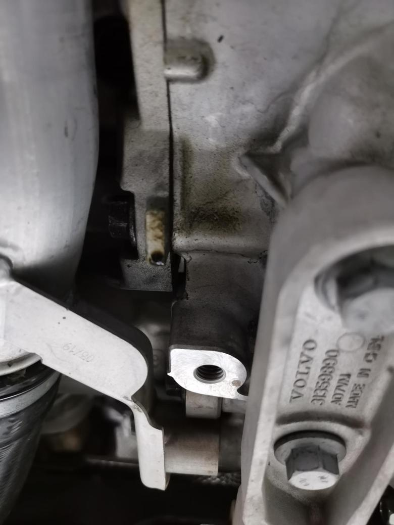 沃尔沃xc60 各位有遇到首保变速箱和发动机连接处油封漏油的吗？2019款