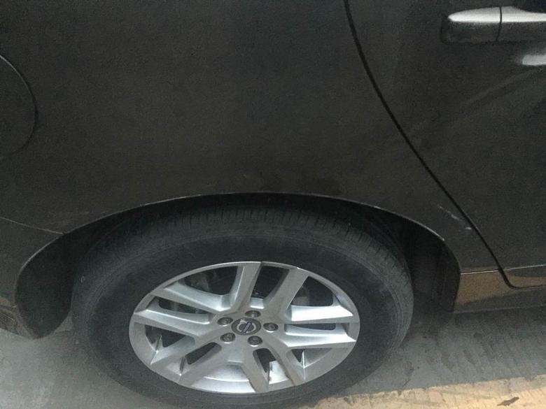 沃尔沃XC60图片上车子漆面有刮擦4S店维修需多少钱