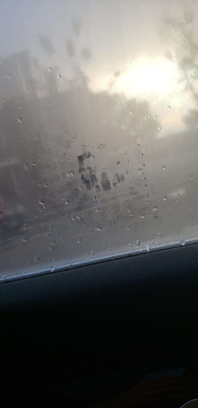 宝马x1 今天下雨时发现车玻璃上有个奇怪的图案，后排两个玻璃上都有。车是月初刚提的X1。