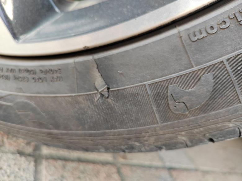 唐dm 轮胎破皮今天发现轮胎竟然破了点皮，应该是之前个把月在马路牙子上蹭的。这样子的，需要换轮胎吗