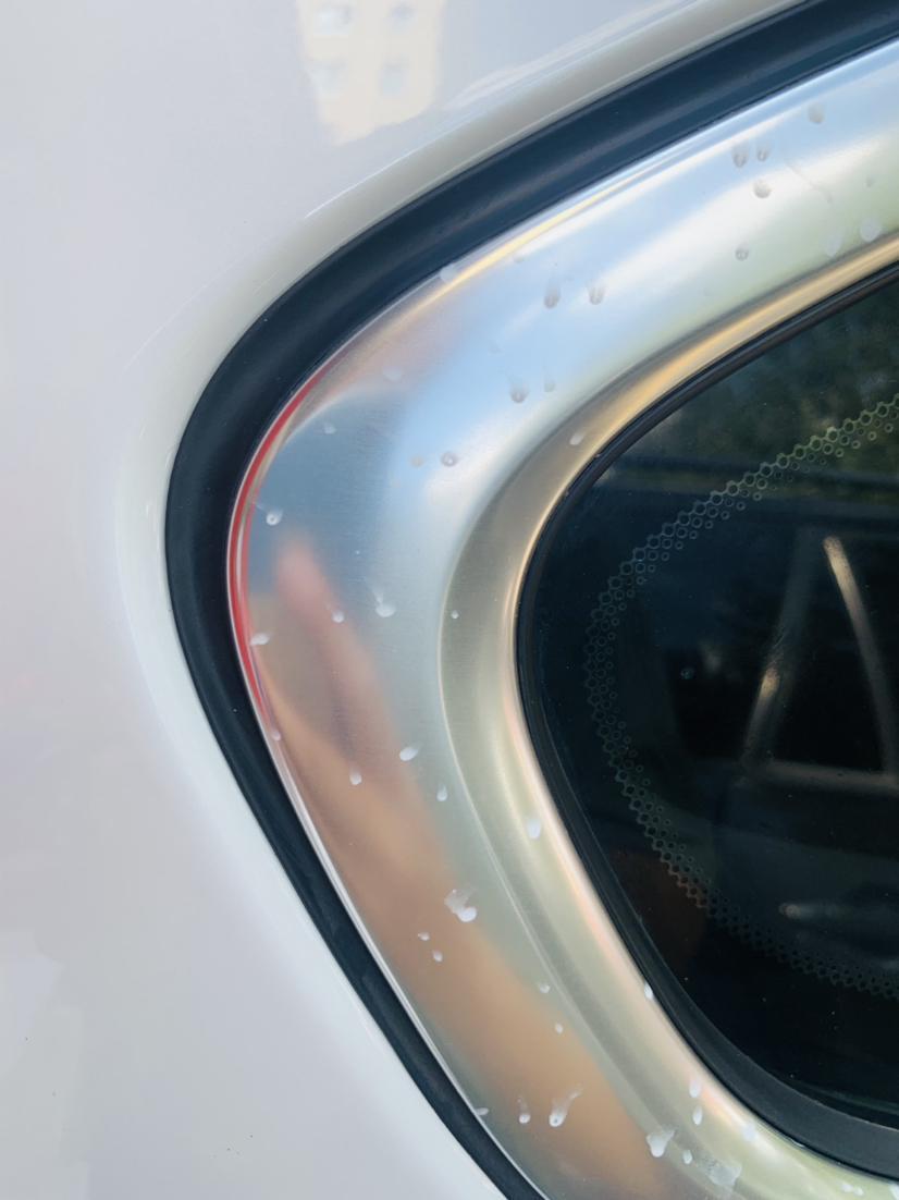 宝马x1 今天洗车完发现车窗镀铬条及行李架，部分都有白色斑点，刚刚一年的车。什么原因那？停户外车场