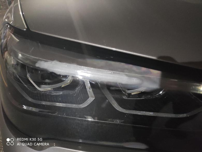 宝马X12021年3月15号提的车，下有小雨，回家后发现大灯里面有雾，两边都有，是什么原因？