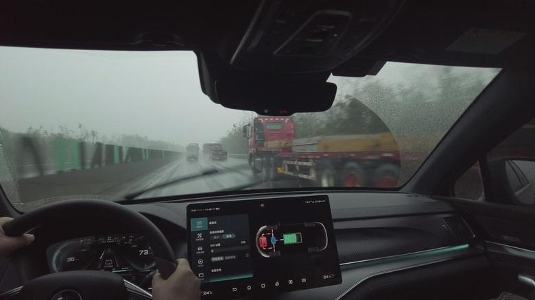 在最近几次雨天高速时发现比亚迪唐DMi开启了自适应巡航的话，在雨水或雨雾较多的情况下，存在易激活自动减速的现象。特别是在超较大大货车时，对方车轮带起的水雾较多时，这种情况很容易出现，估计是雷达将水雾探测成了车辆的缘故。