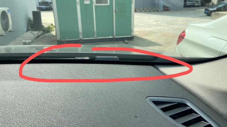 宝马x1 X1前风挡与中控台缝隙掉了停车牌进去，有什么方法可以取出来么？