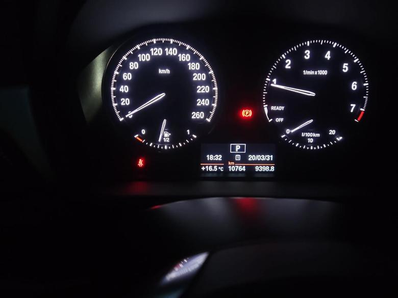 宝马x1 显示屏里面公里数，哪个是已经行驶了多少公里数？左边10764是什么？右边9398.8是什么？