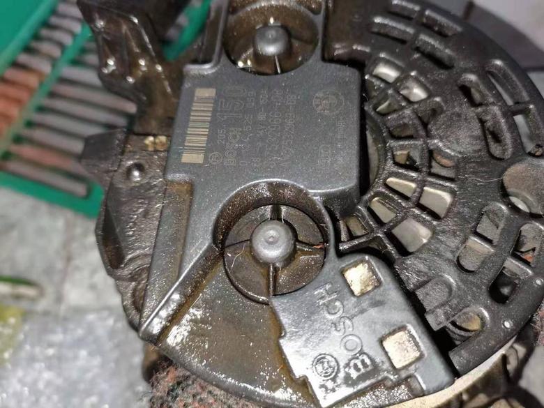 宝马x1 漏油尽早解决，拖时间长了相关零件都会受影响，这次漏油把电机搞坏了2000块没了。