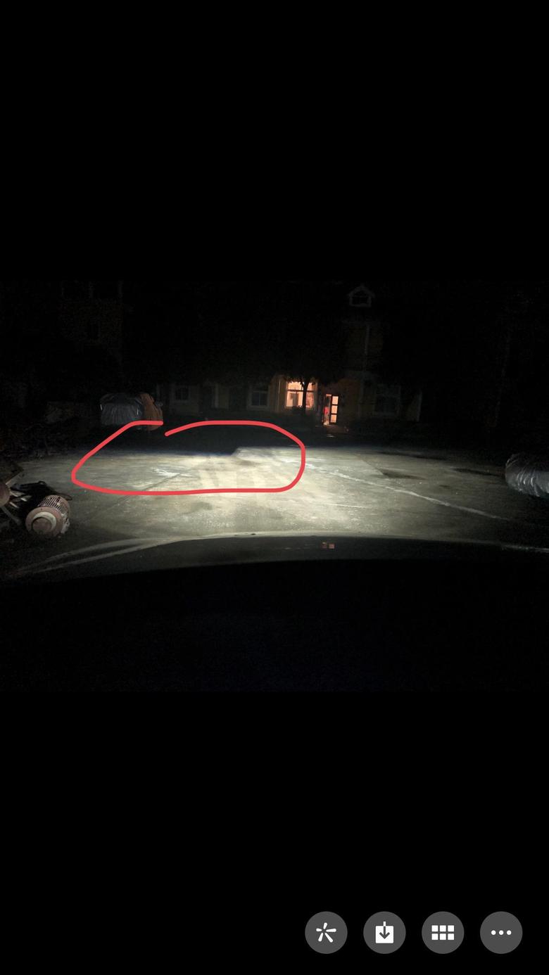 唐dm 提车两天，发现开近光灯时，左边灯有个黑色缺口，如图，是品控问题？