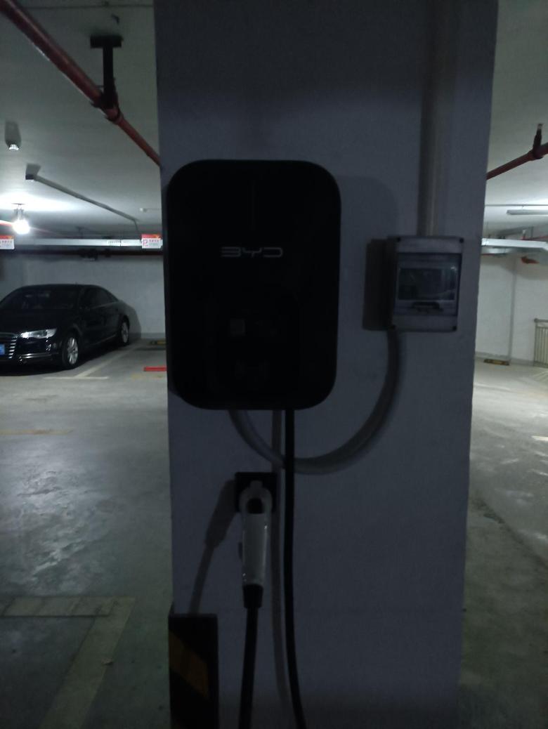 唐dm 由于上海8月1日起新政，充电桩全部升级智能充电桩，配有监控，今天终于把充电桩装好了。