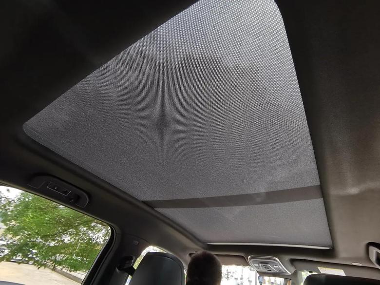 某汽车评论人说唐DMi天窗遮阳帘太薄，已经提车的朋友感觉怎么样？有没有什么解决方法？图片来自网络。