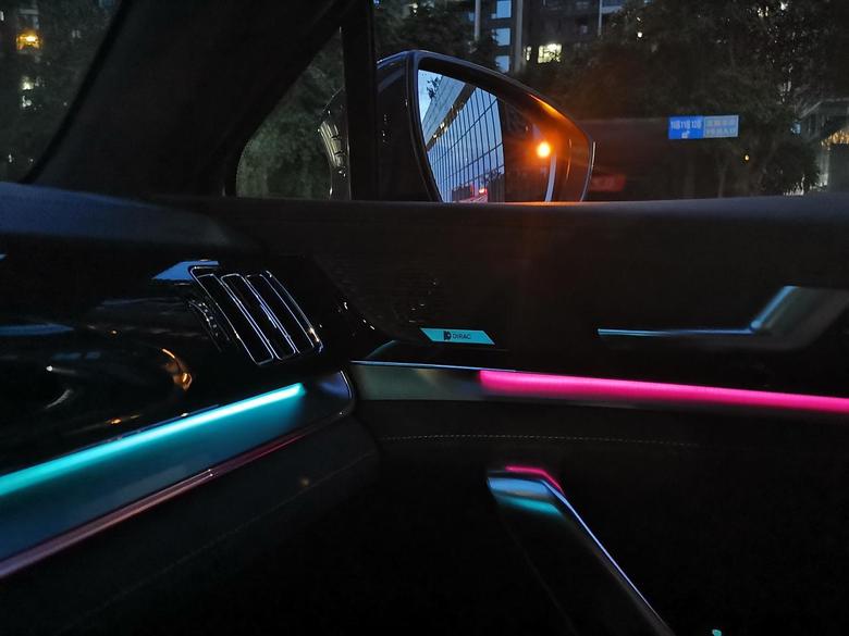 唐dm 后视镜上并线辅助灯亮起的时候，对应同侧车门上的氛围灯会变成粉色，还挺好看