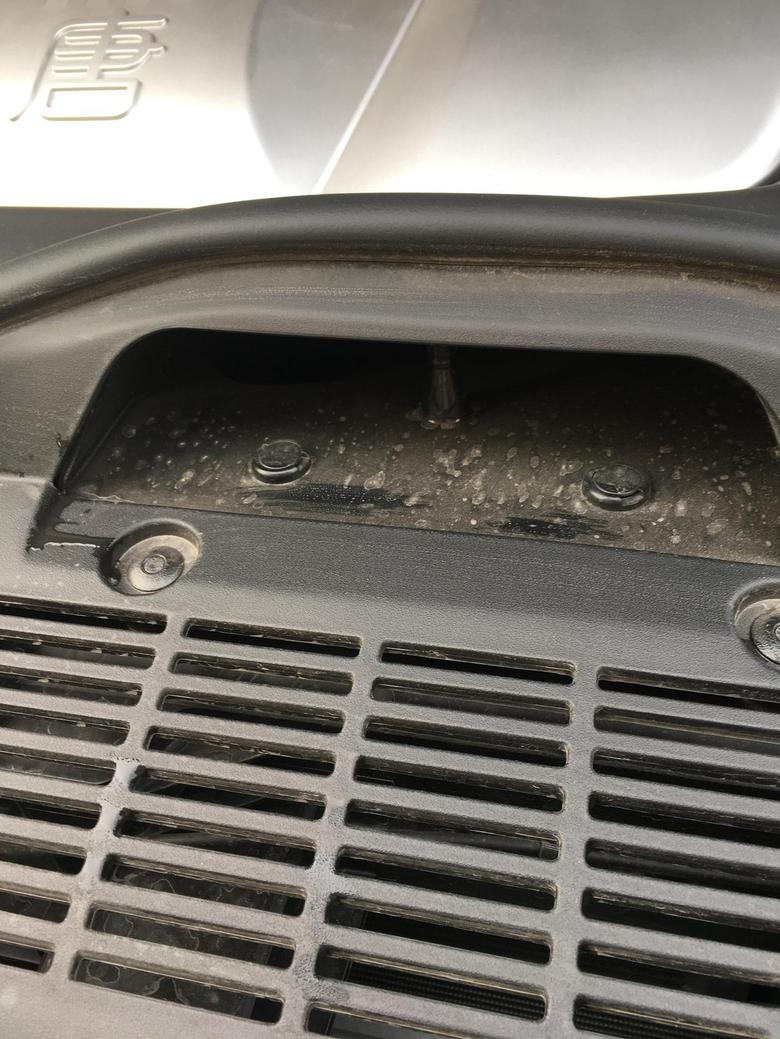 唐dm 今天洗车开前机盖的时候发现进气口有水渍，这个是应该是进气口吧？有人有遇到过这个问题吗？