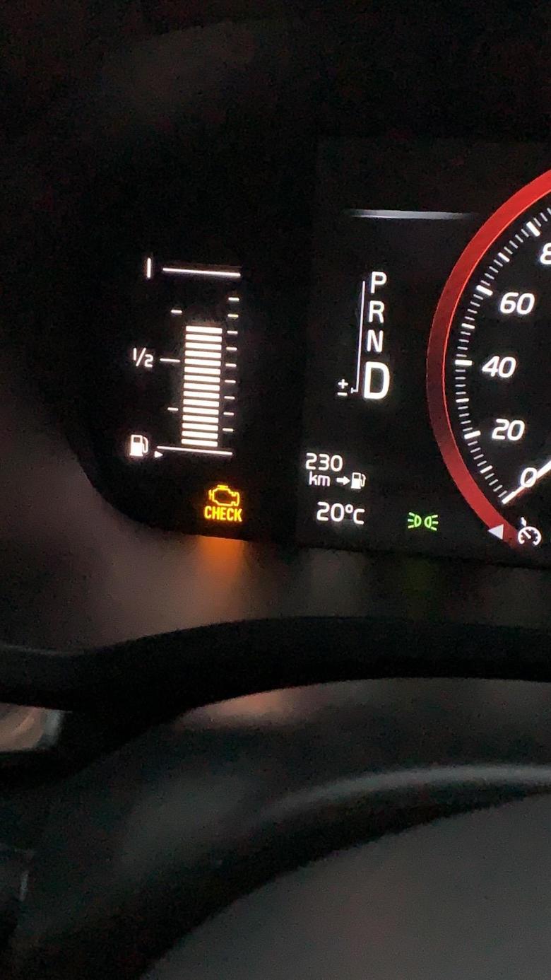 沃尔沃s60 1000公里发动机故障灯亮了，正常行驶没问题，什么原因导致呢？