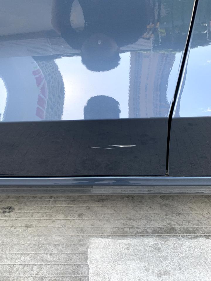 沃尔沃s60 车身被路岩刮到，问了车行说做了镀晶不会伤到底漆，以后刮多了一起修。?纠结是找车行喷漆还是会4s店报保险。