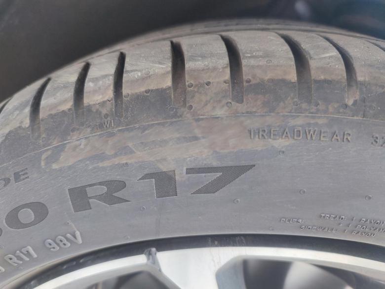 沃尔沃s60 新车轮胎侧面蹭到马路牙子，有点磨皮，目测没有裂口和鼓包，这种有风险吗？需要换胎么？