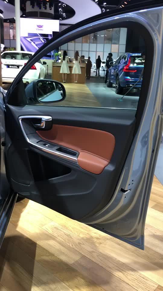沃尔沃S60L，内饰和座椅的用料都非常好，十分舒适