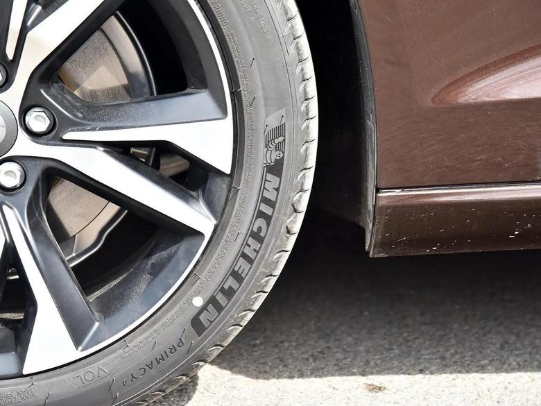 细心的朋友会发现，新一代的沃尔沃S60的轮胎上有VOL三个字母，这三个字母代表着沃尔沃专享。这不是减配的意思，这是厂家为了迎合自己产品的特性向供应商定制的轮胎。质量与原品牌同型号产品并无区别。