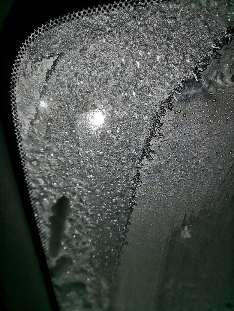 阿特兹 车在外面放了一宿，车玻璃都结冰花了，然后一开起来胎压报警了，轮胎是不是冻得才报警了？