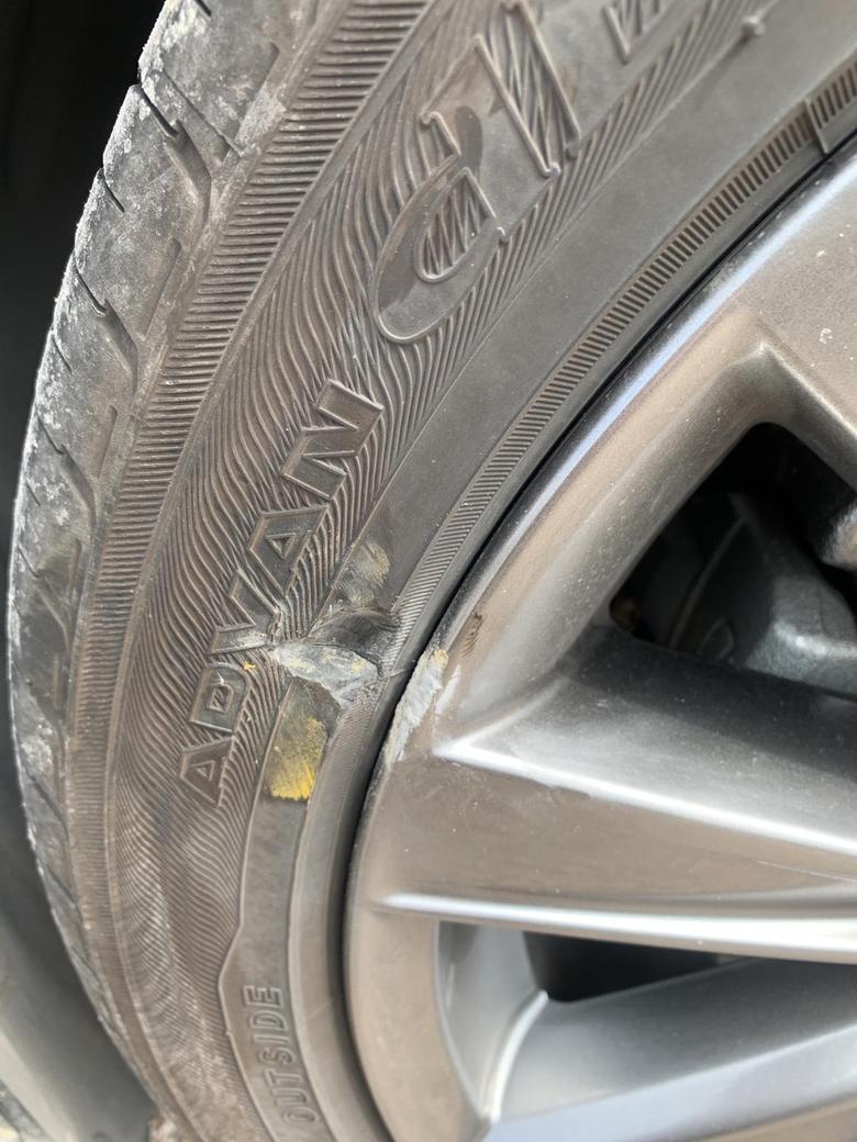 阿特兹 车轮刮石墩上轮胎挂掉一小块需要换吗轮毂花了一点幸亏没变形