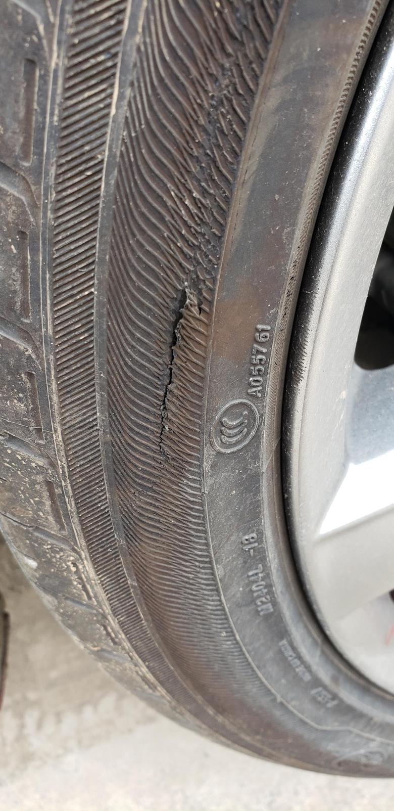 阿特兹 新车刚跑1000公里多一点，发现右后轮胎胎壁爆裂，也可能是刮蹭导致，裂痕深度大概有6~7毫米左右，原车胎优科豪马225/45R/19。近几天要跑一次高速500多公里，请资深老司机看看还能不能用