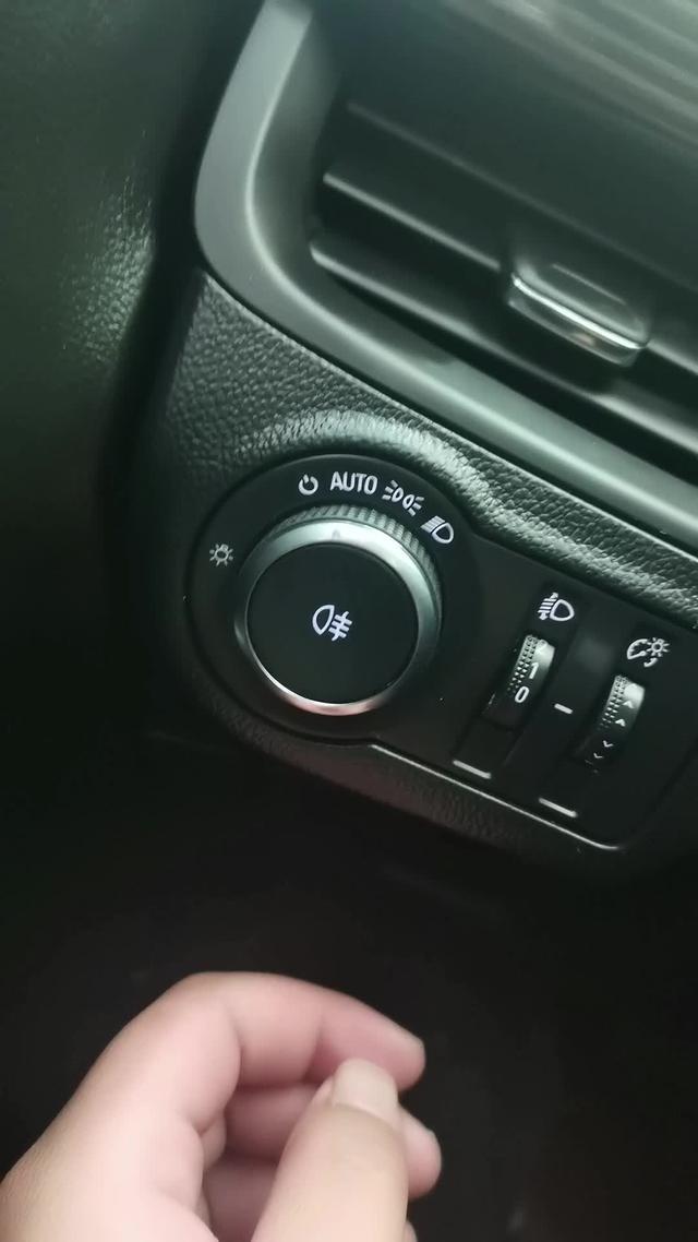 我的昂科威精英版自动大灯每次开车都自动打开，手动关闭后再次启动又自己自动打开了。旋钮转到关闭自动弹回auto模式