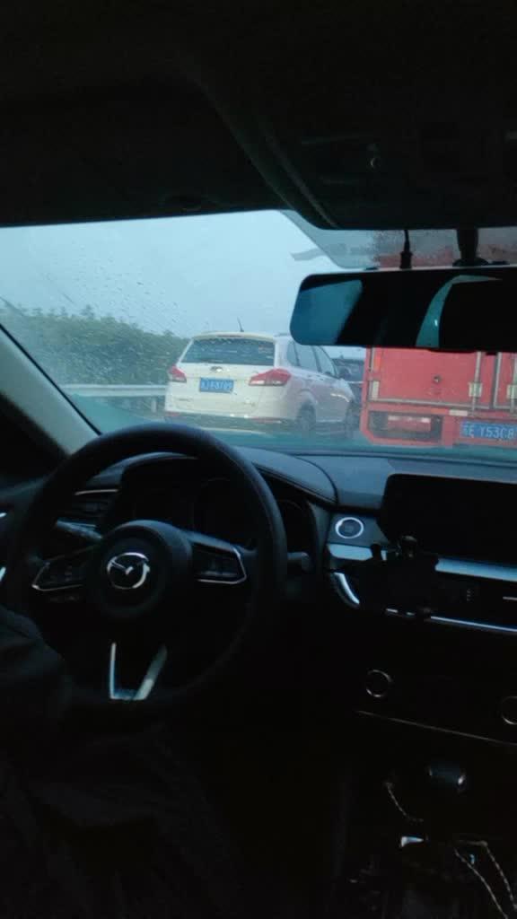 阿特兹 大雾天，高速封道，已经三个小时了，现在安徽堵车。