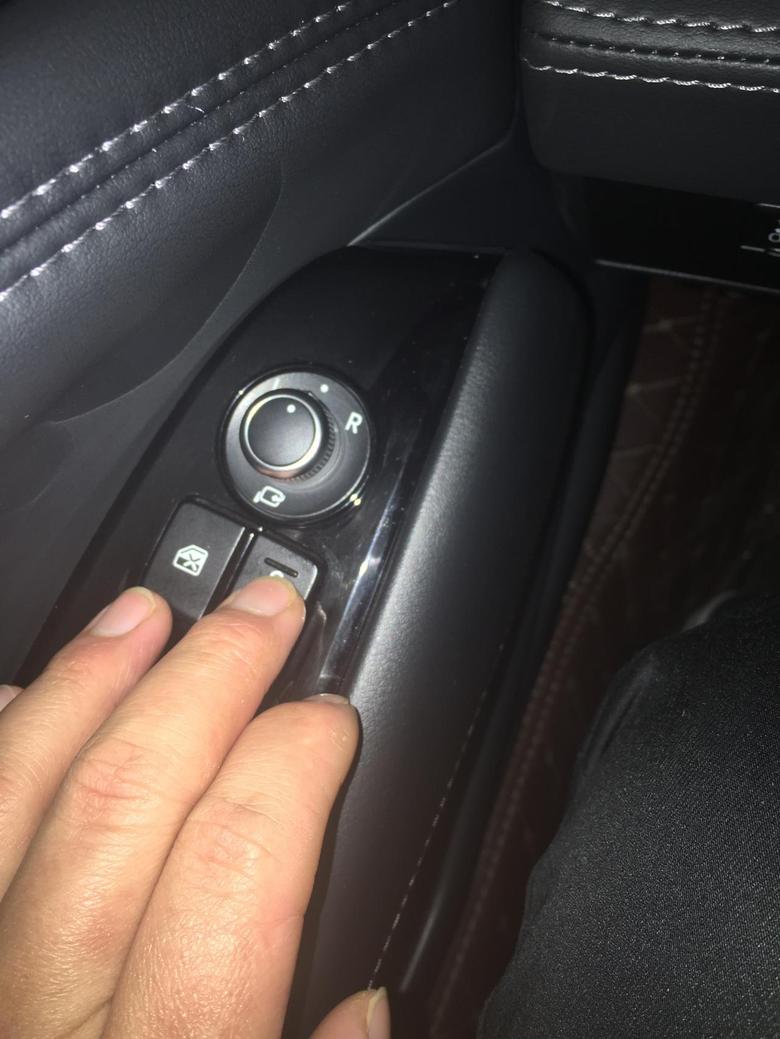 阿特兹20款的这个车门锁按钮锁不住副驾驶的车门吗怎么在车内副驾驶的车门一拉就开了？是不是我的车门锁坏了