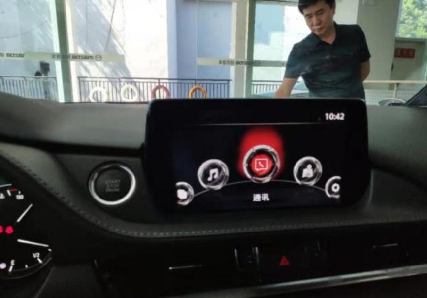 阿特兹中控屏幕采用触屏和实体按键组合的形式，值得一提的是，出于安全考虑，当车速在10km/h以上，触屏功能就无法使用了，很有心的一个设置。
