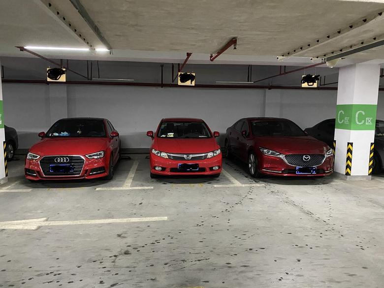 阿特兹 地库停车碰巧了三种不同品牌的红色emm~~是不是我们的水晶混蛋红更深邃一些