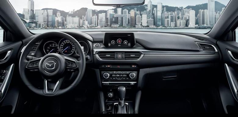 阿特兹 在新款Mazda6的内饰设计上，目标是创造出符合新一代马自达旗舰车的，让人在看到的一瞬间就能感受到其高贵的格调和优秀质感，即是追求实现“经典”的设计与整体的和谐。