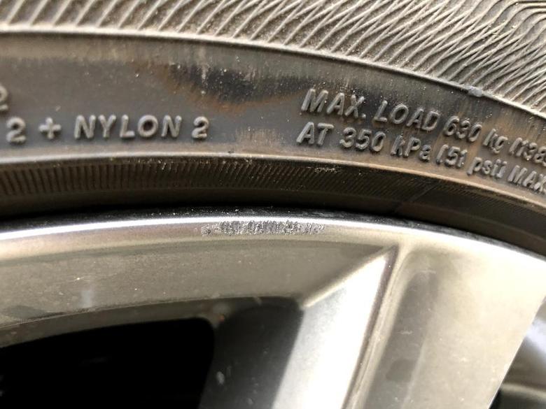 阿特兹 老哥们，像这种轮毂被刮了有必要处理吗？会不会生锈？