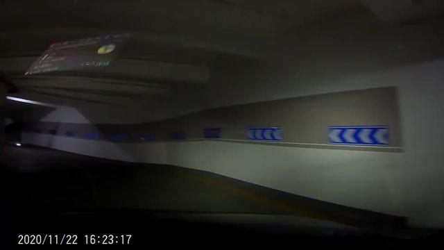 阿特兹 行车记录仪效果，中控屏幕一直有倒影