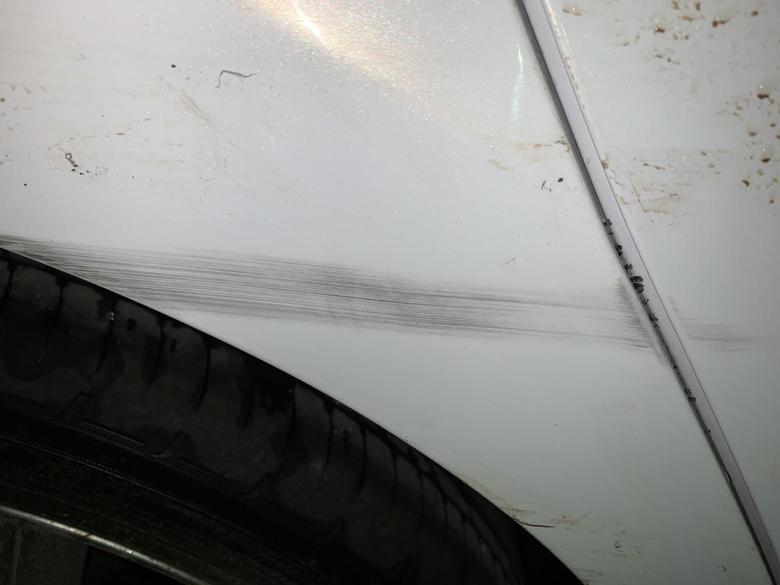 阿特兹 提车一周被拿一血，擦到车库里的立柱黑色橡胶套了。请问各位大佬怎么处理？这个情况是要补漆么？