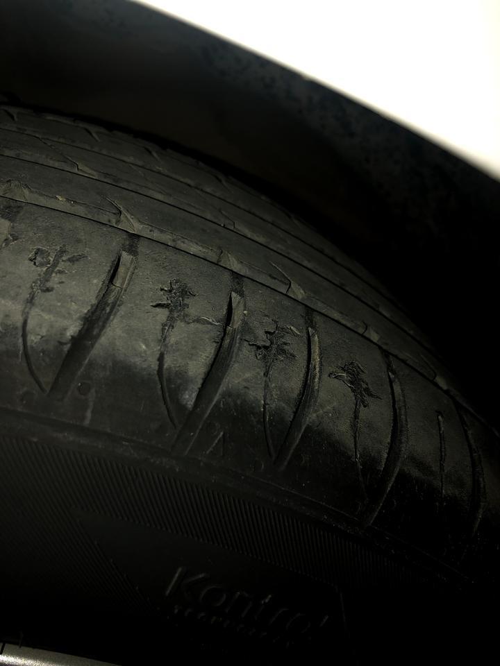 阿特兹 前轮胎出现这样的异常磨损是什么原因造成的呢？后轮正常，爆过两次胎每次都做了动平衡