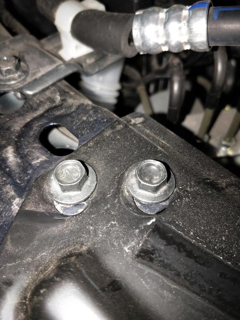 新买的阿特兹，打开引擎盖发现左侧大灯上面这两个螺丝处有拧动过的痕迹，但是螺丝上面又没有看到具体的扳手痕迹。这个到底是不是维修过的。还有阿特兹大灯出厂日期怎么看，在哪里查看。