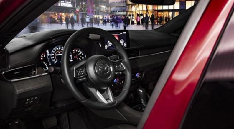阿特兹新车配备的多功能方向盘、7英寸中控屏等与现款车型基本一致。此外，值得一提的是新款阿特兹用料升级，使用多种高级材质搭配，质感和档次感明显提升。