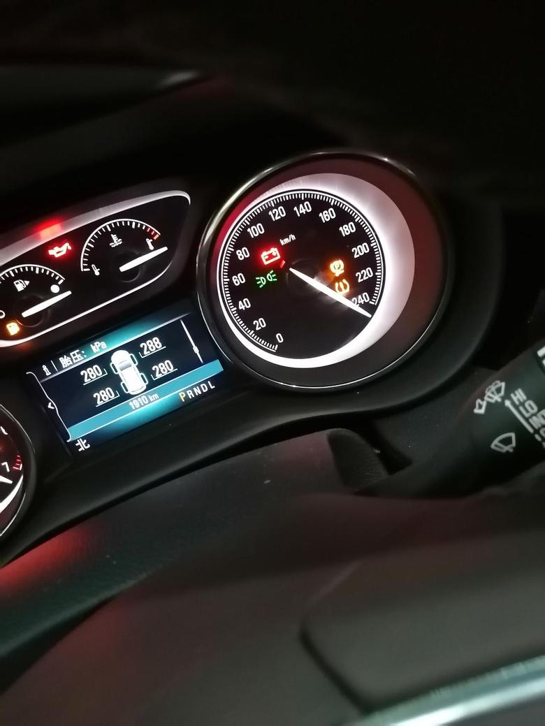 昂科威 胎压监测上面这个小故意灯是啥意思！！每次冷车发动都有发动之后就没了。