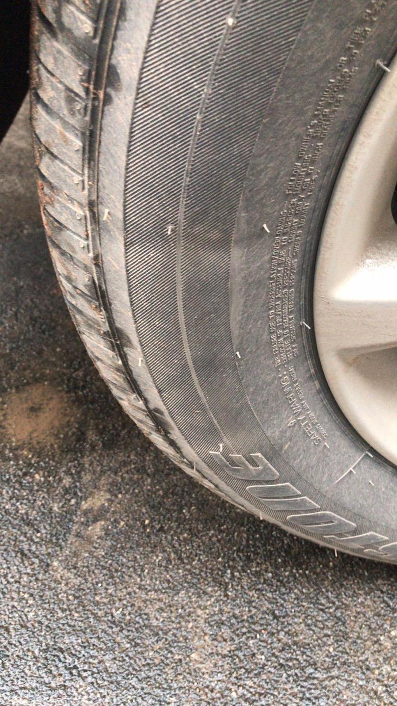 昂科威 汽车轮胎会凹进去，什么情况亲友们