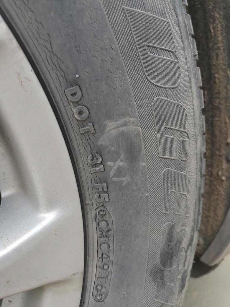昂科威 各位大佬，17年的车，跑了6万，前几天突然发现轮胎成这个样子了，有必要全换吗？胎面掉皮这个情况很早就有了，现在侧面裂纹是怎么个情况？