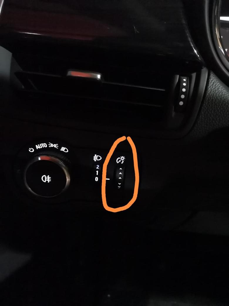 昂科威21款精英款，请教各位车友：1、大灯高度调节右边是什么2、中控点烟器左边两个按钮是什么