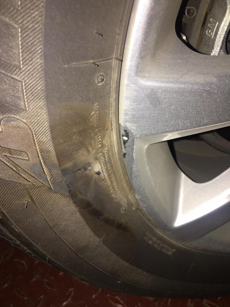 昂科威 停车的时候轮胎碰到杠子了，现在是照片上这样了，会有问题吗