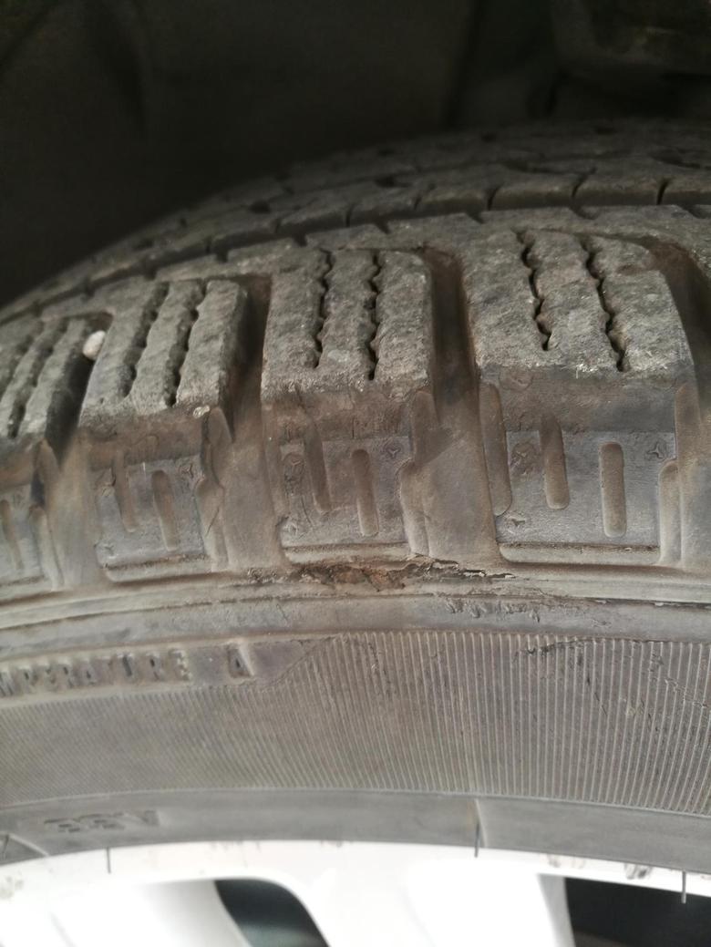昂科威 去年8月新换的轮胎，现在出现开裂的情况，请问这是质量问题吗。谢谢。