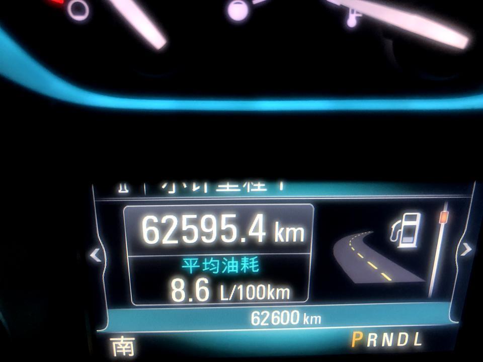 别克昂科威2.0T豪华版，百公里评论油耗8.6升，还是比较满意的。都说美系车耗油，个人认为自己驾驶遥控习惯还是跟油耗有很大关系的。